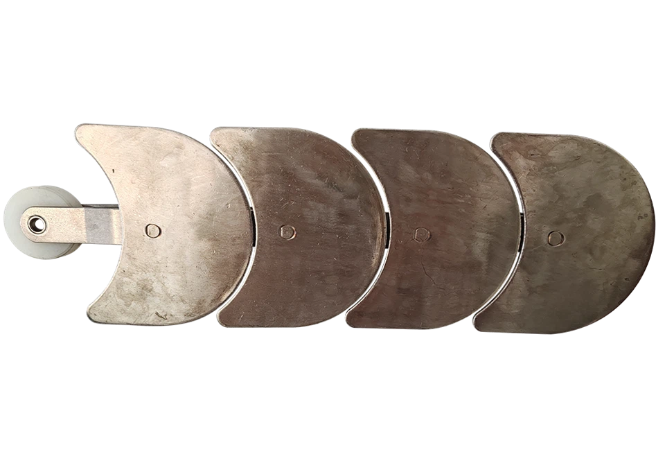 Crescent-shaped Top Plate Chains